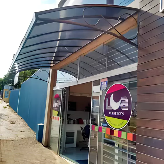 Toldo para Porta de Policarbonato Alveolar — Instalação 4