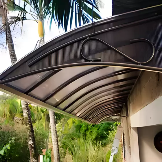 Toldo para Porta de Policarbonato Alveolar — Instalação 7