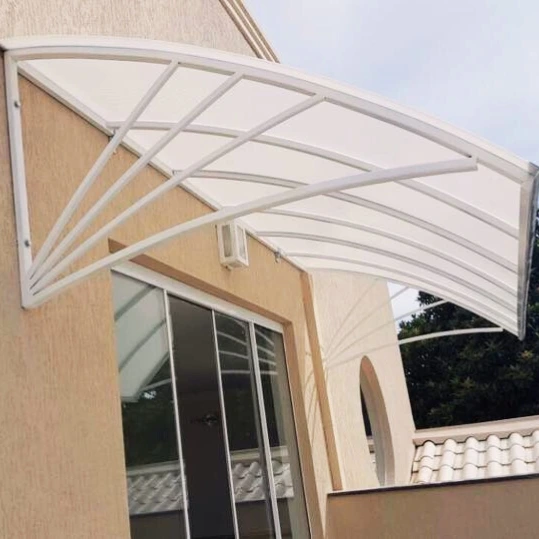 Toldo para Porta de Policarbonato Alveolar — Instalação 9