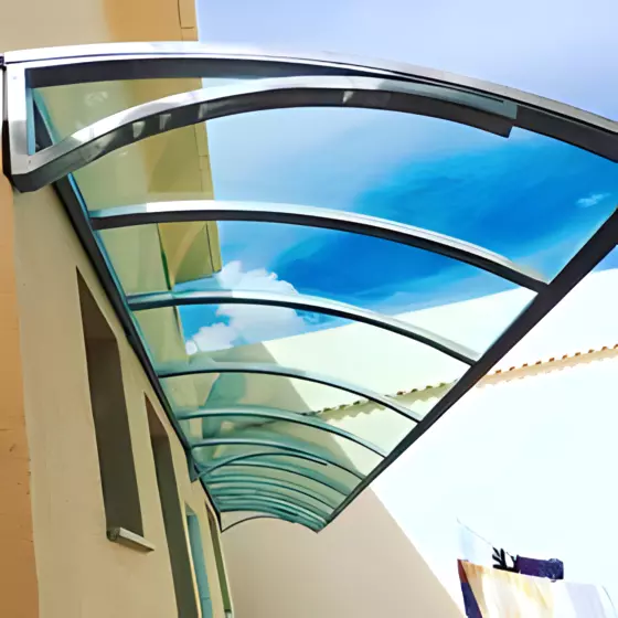 Toldo para Porta de Policarbonato Compacto — Instalação 4