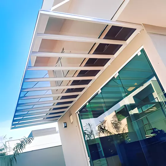 Toldo para Porta de Policarbonato Compacto — Instalação 6