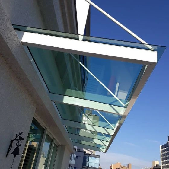 Toldo para Porta de Policarbonato Compacto — Instalação 9